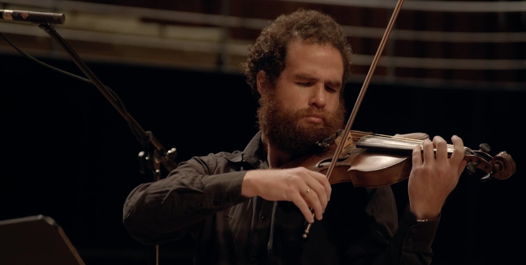 Luis Alberto Mariño Fernández interpretando violín