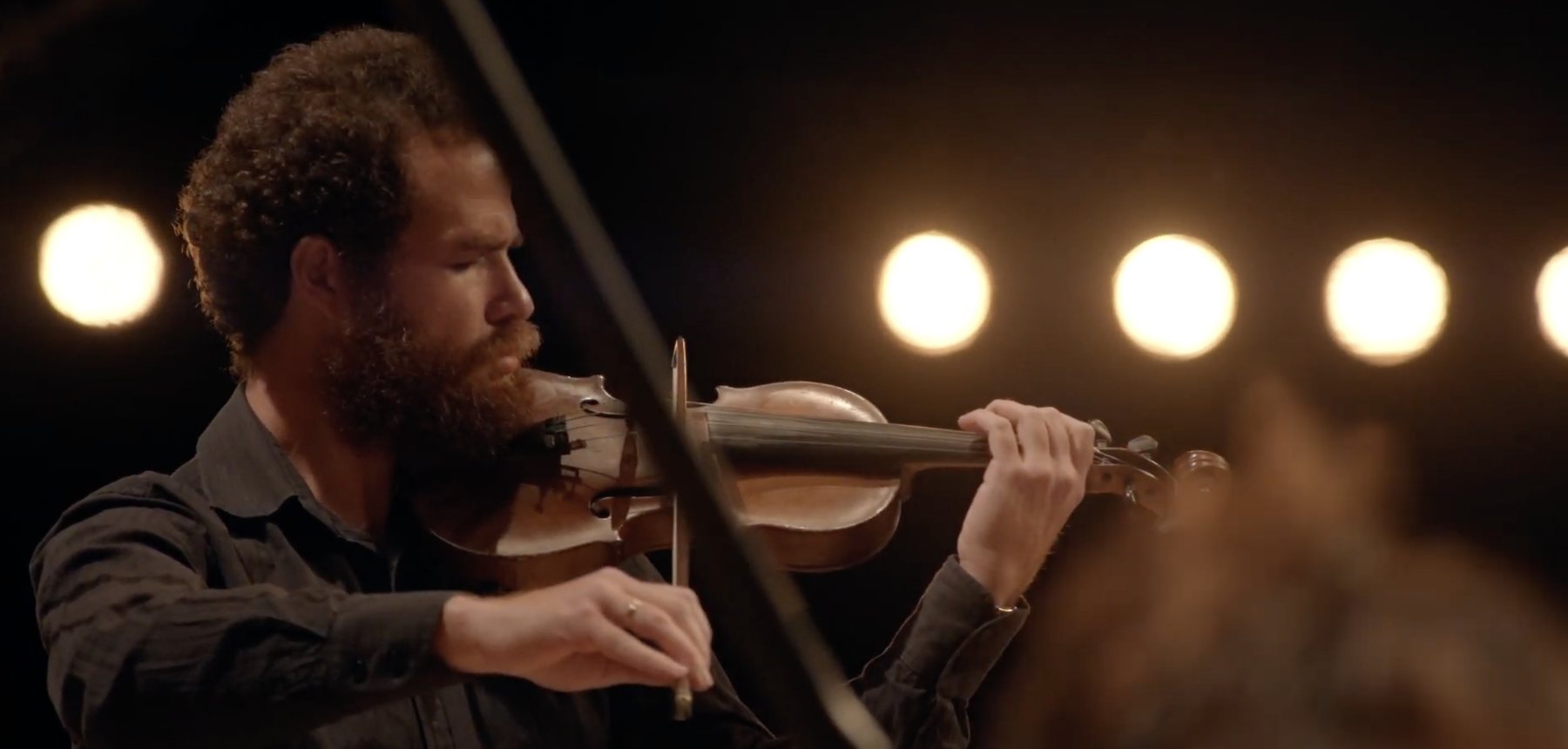 Retrato de Luis Alberto Mariño Fernández tocando el violín en el ciclo Ofrendas Musicales